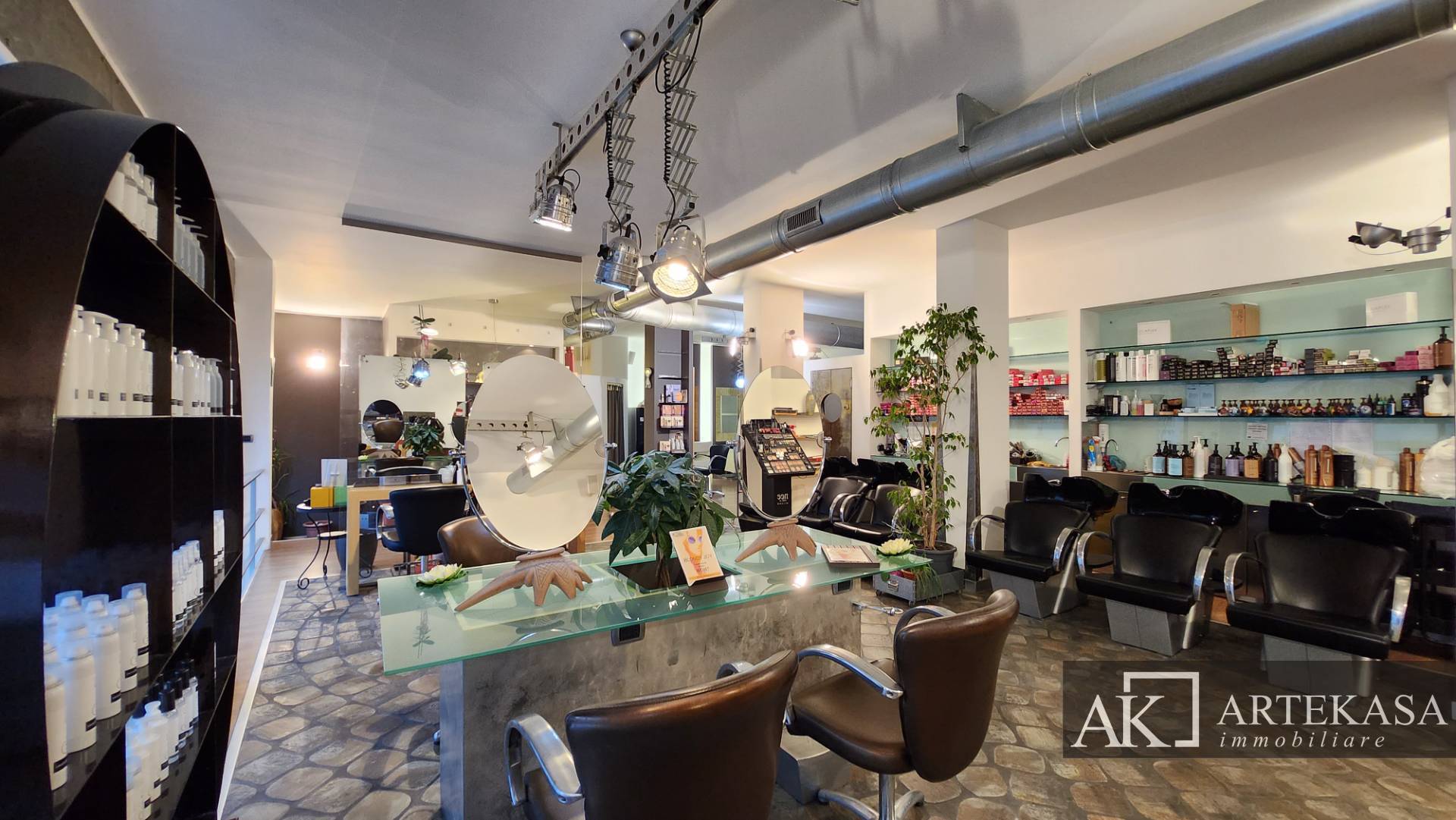 Negozio in vendita a Novara, 2 - Porta Mortara