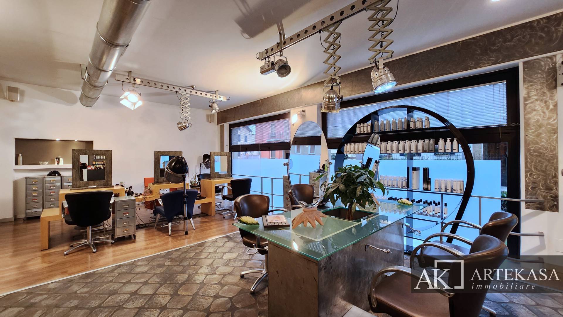 Negozio in vendita a Novara, 2 - Porta Mortara