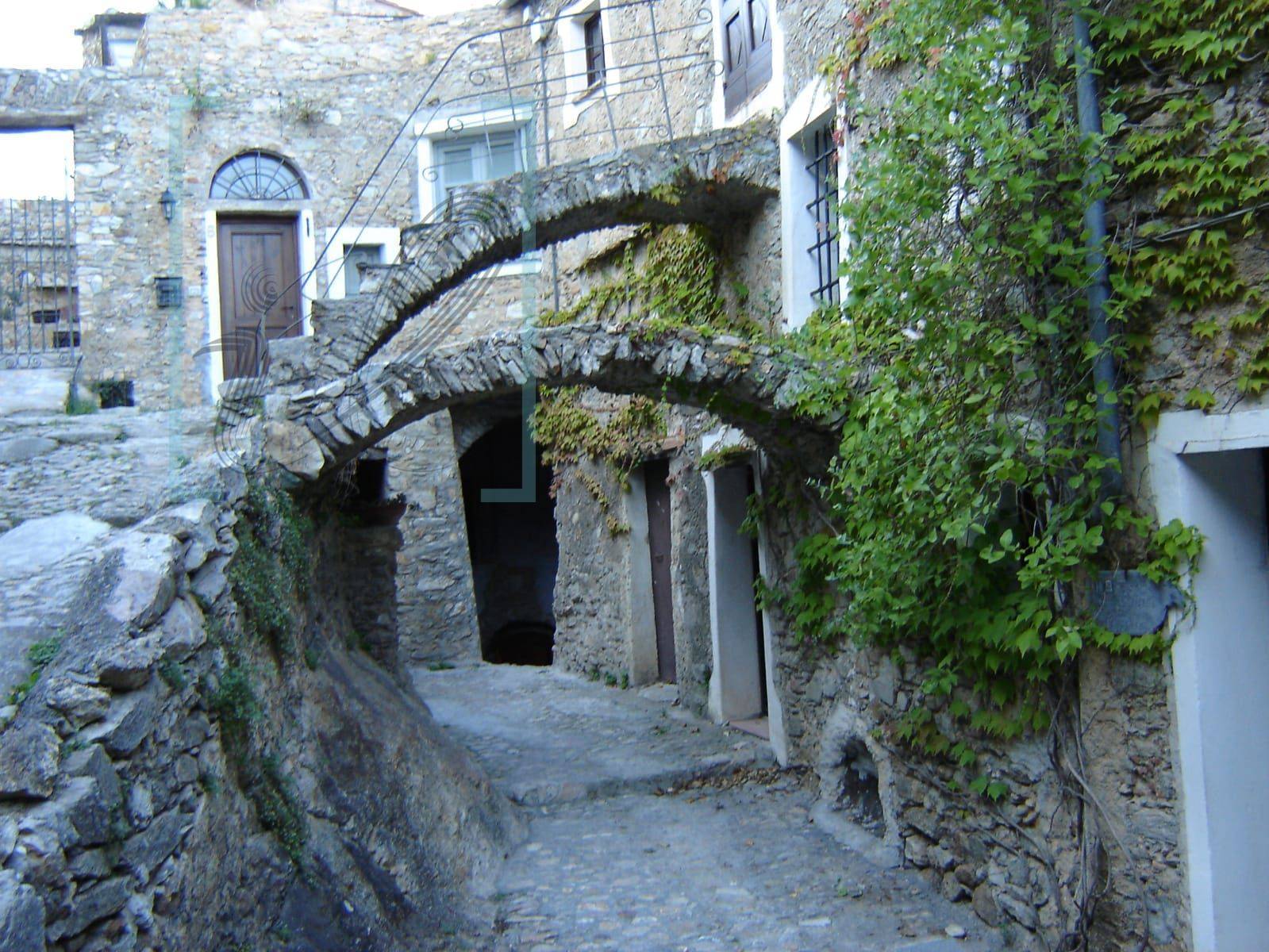 Rustico con terrazzo a Castelvecchio di Rocca Barbena