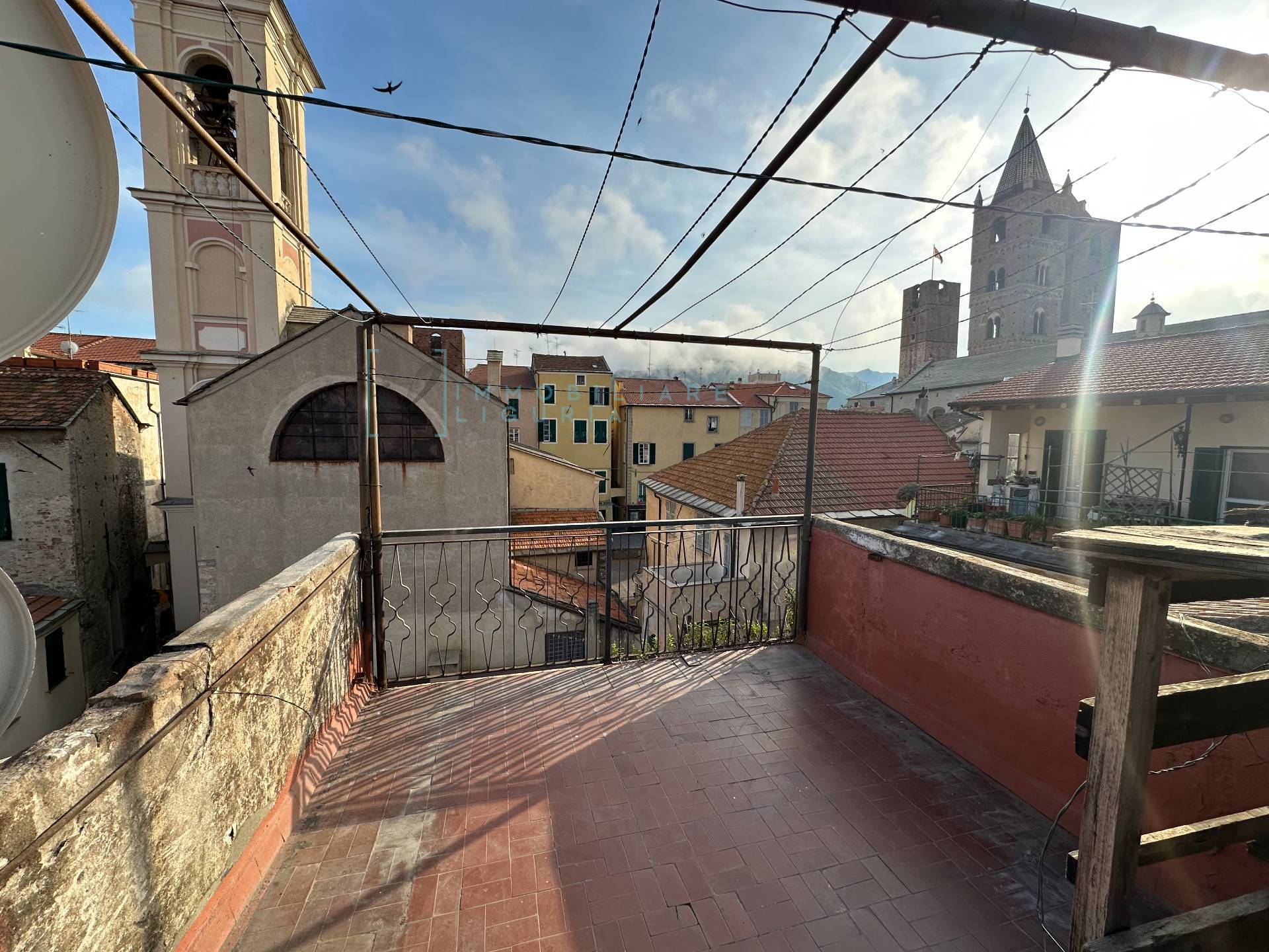 Trilocale con terrazzo, Albenga centro storico