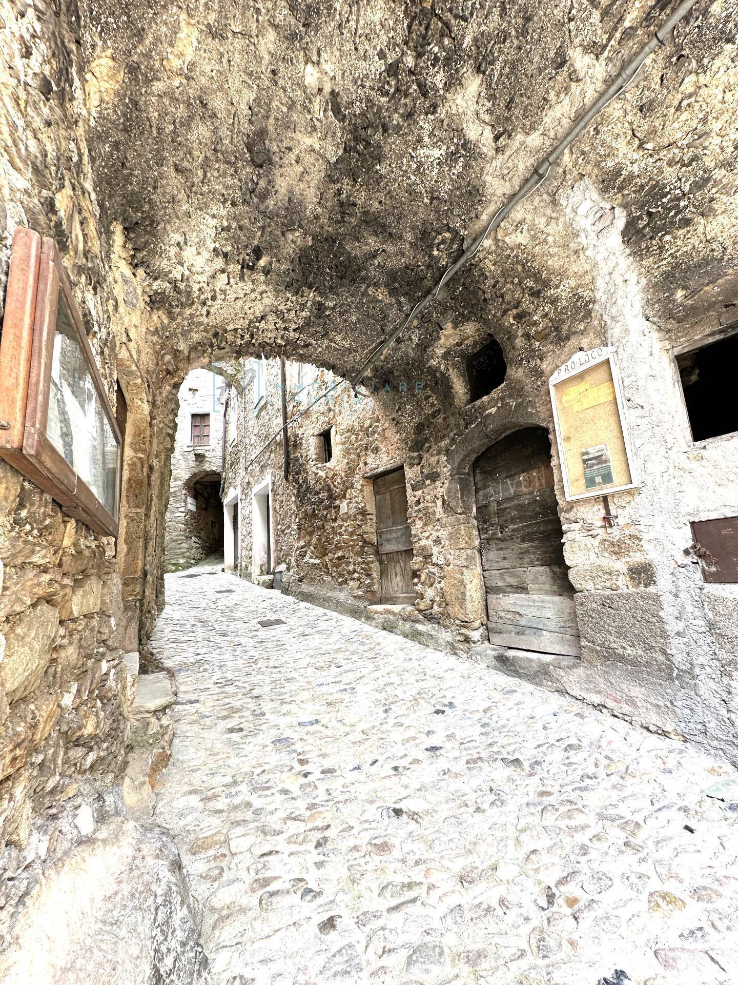 Rustico in vendita a Castelvecchio di Rocca Barbena