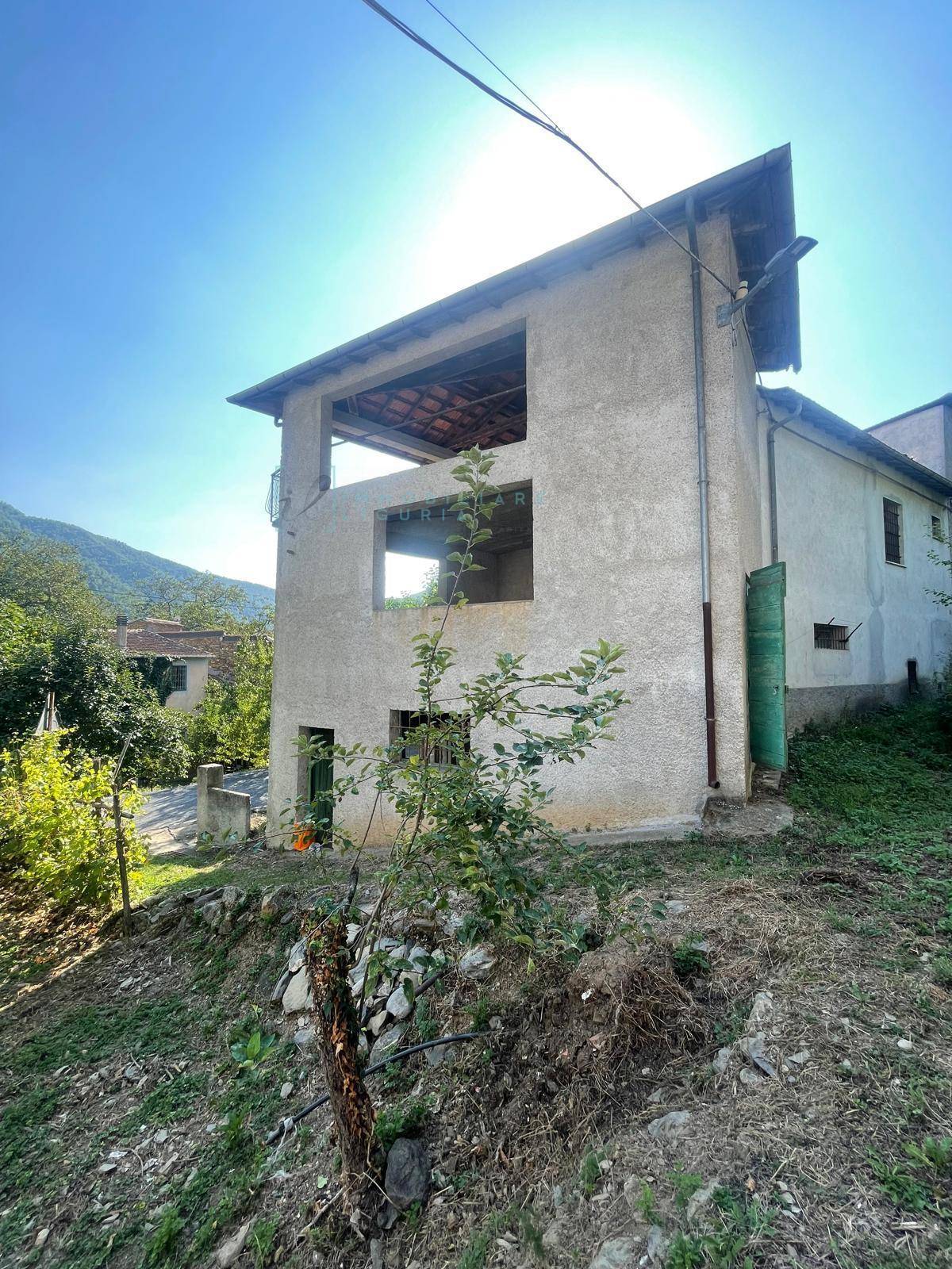 Locale commerciale in vendita a Borghetto d'Arroscia