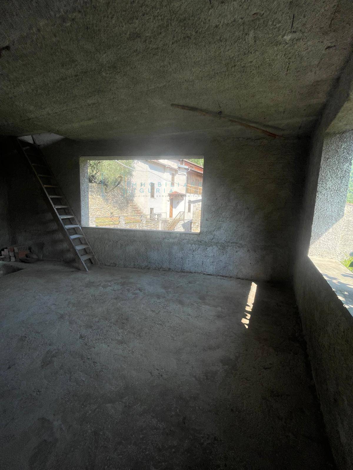 Locale commerciale in vendita a Borghetto d'Arroscia