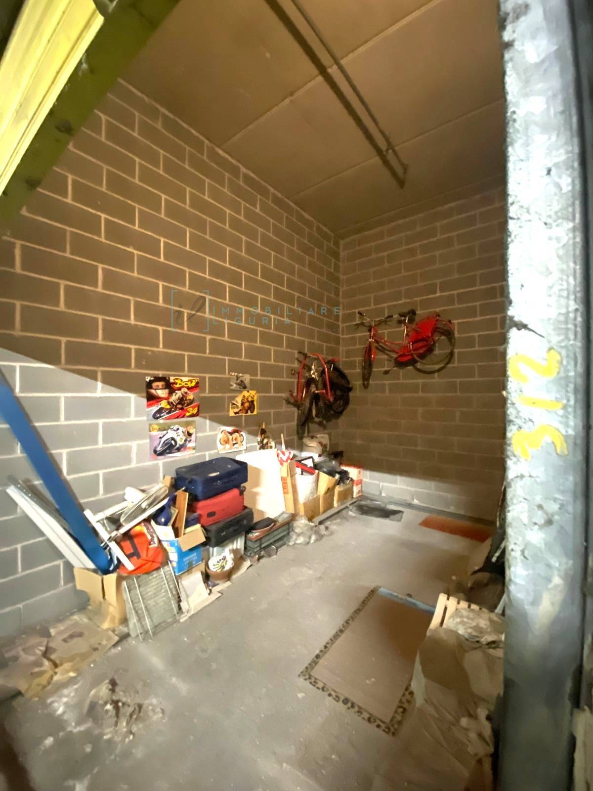 Box o garage in vendita a Albenga