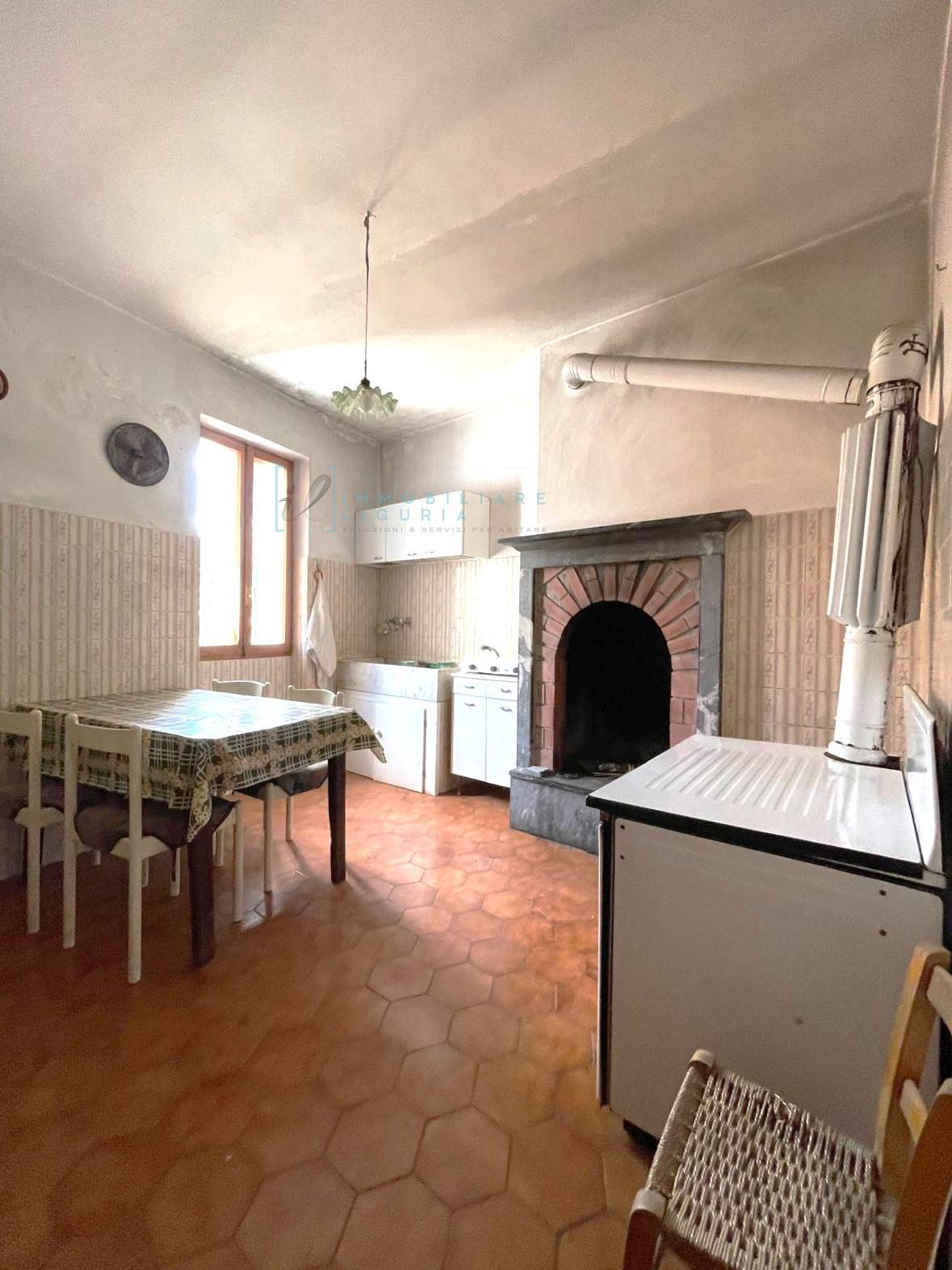 Rustico in vendita a Pieve di Teco, Trovasta