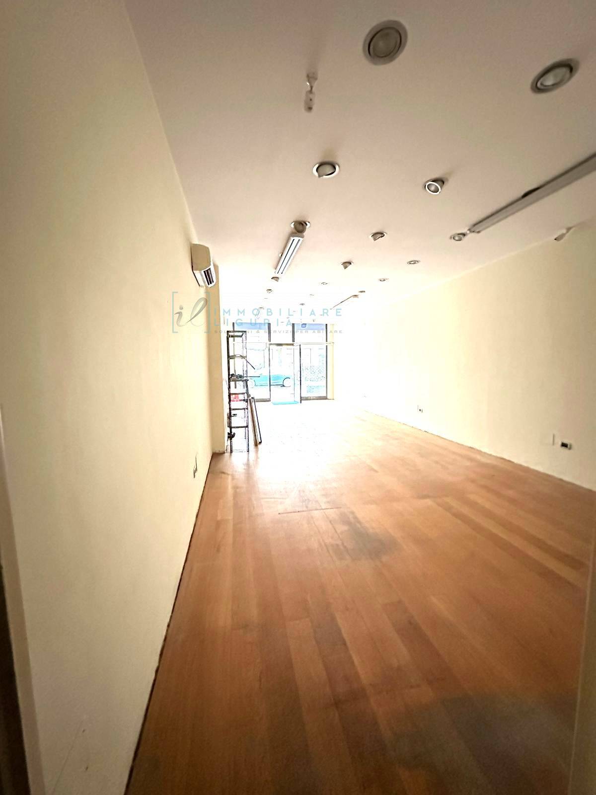 Locale commerciale in vendita a Albenga, Centro