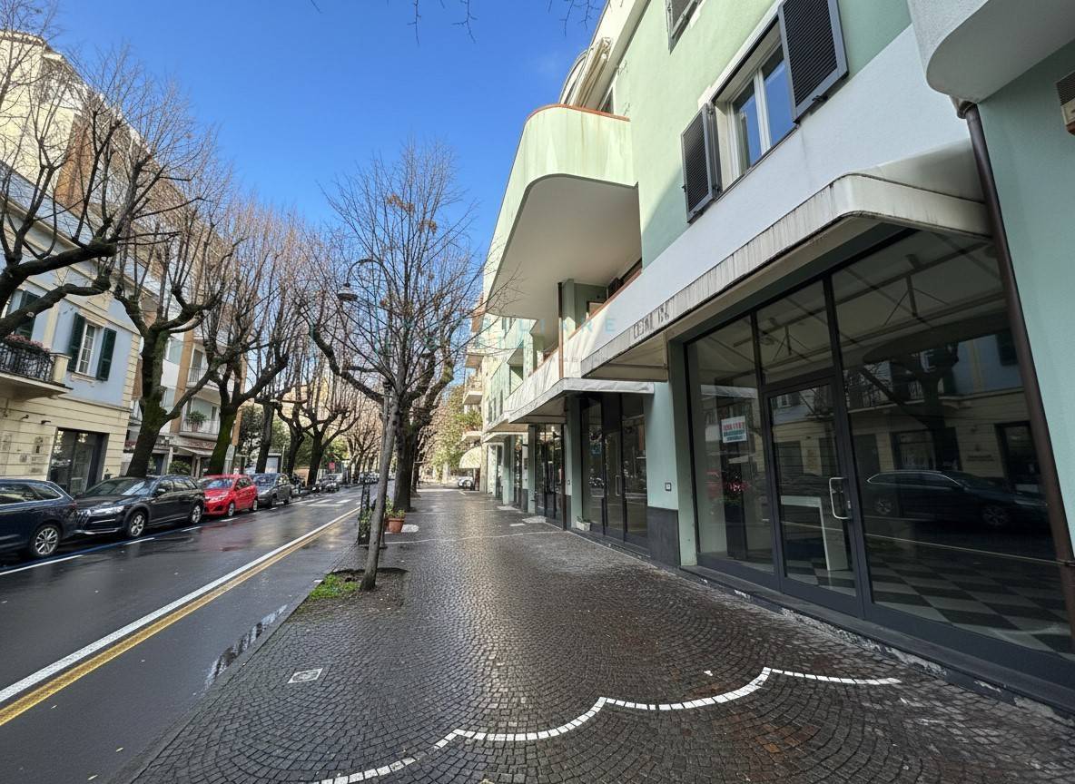 Locale commerciale in vendita a Albenga, Centro