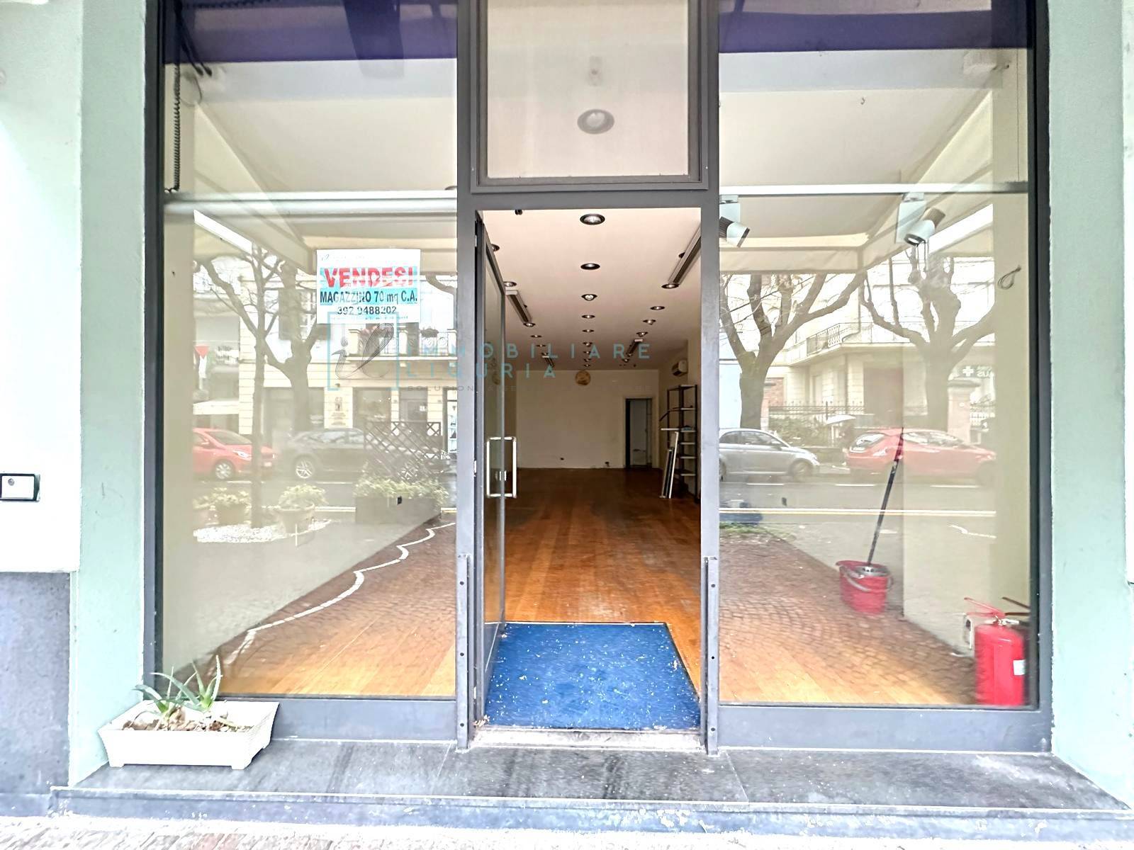 Locale commerciale in vendita a Albenga, Centro