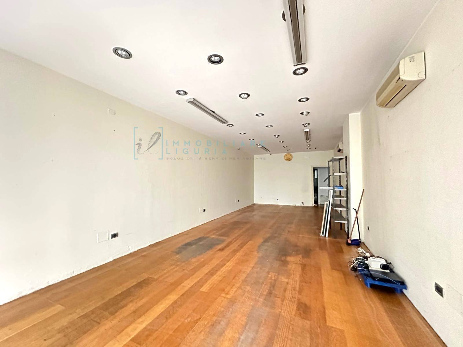 Locale commerciale in vendita a Albenga, Centro