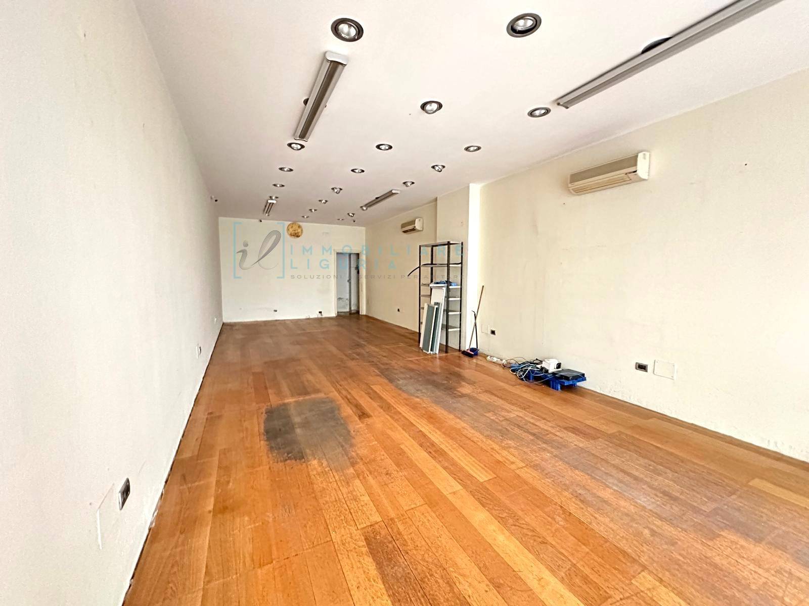 Locale commerciale in vendita a Albenga, Centro