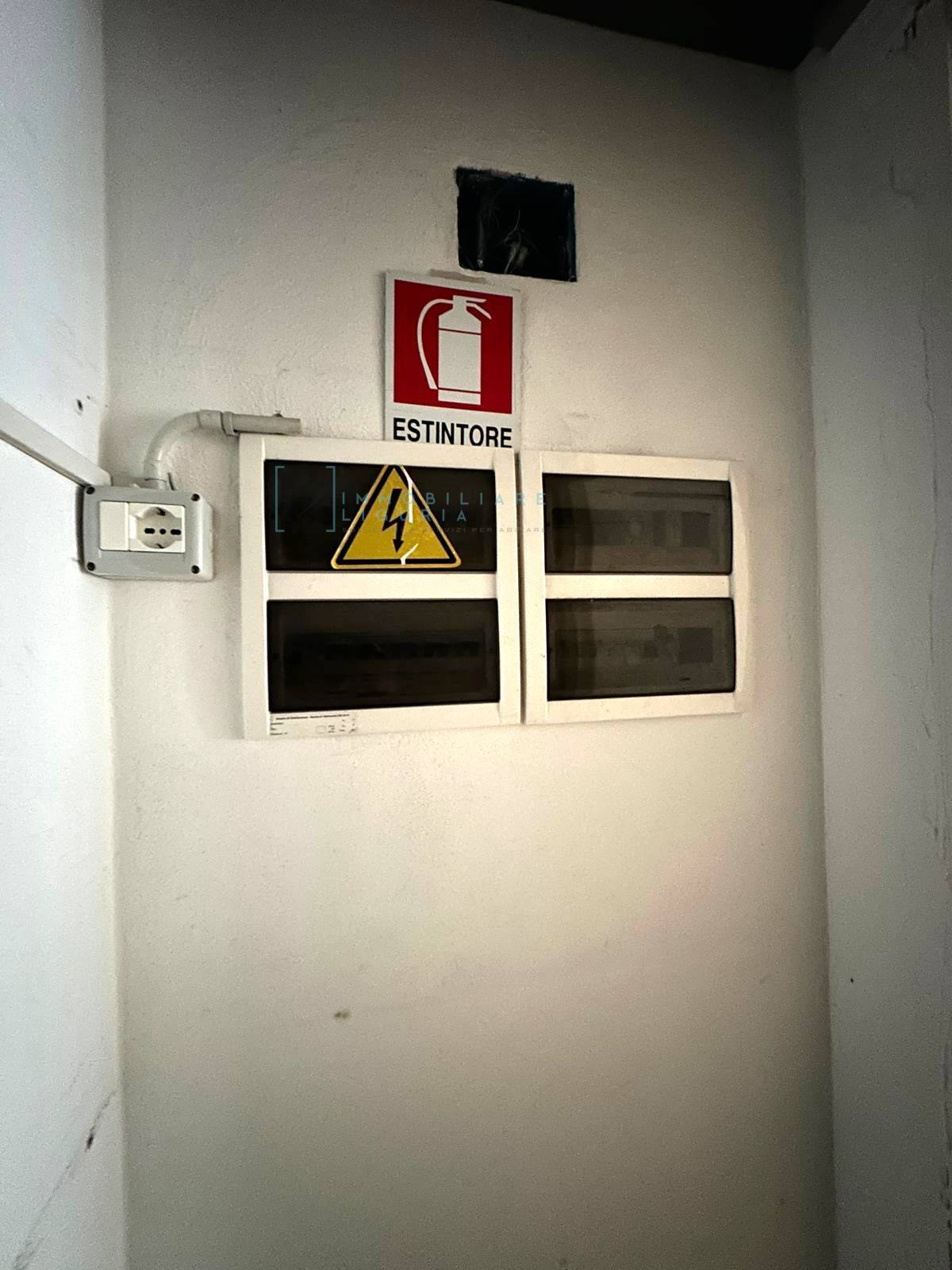 Locale commerciale in vendita a Albenga, Centro