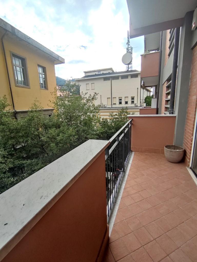 Appartamento con terrazzi, Massa centro