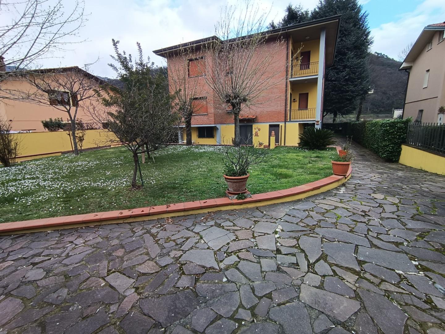 Villa con giardino, Lucca sesto di moriano