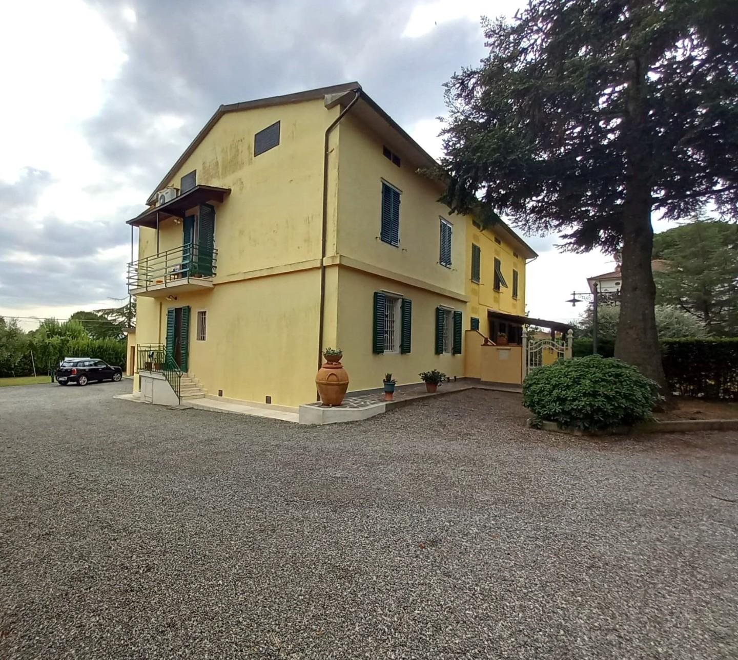 Villa Bifamiliare con giardino, Capannori castelvecchio