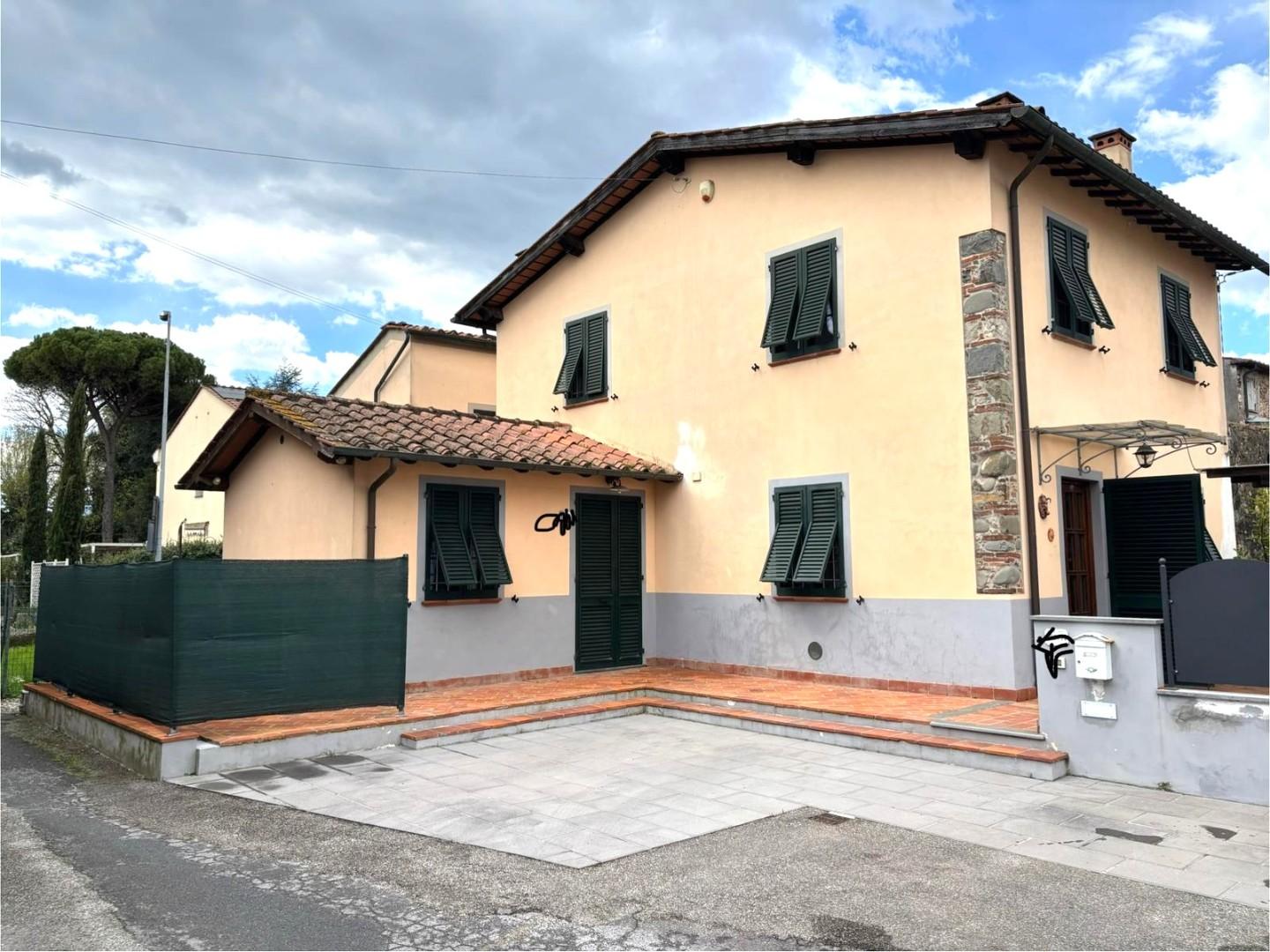 Casa indipendente ristrutturata, Capannori lammari