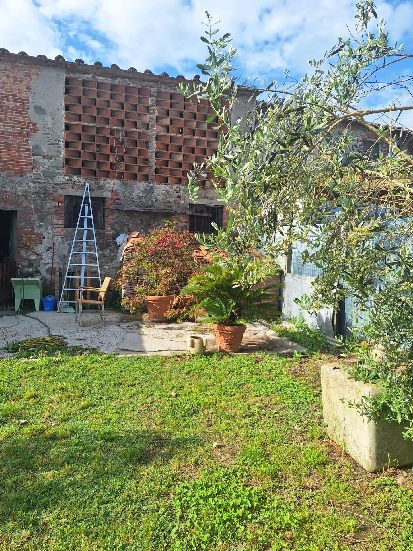 Rustico con giardino, Capannori camigliano
