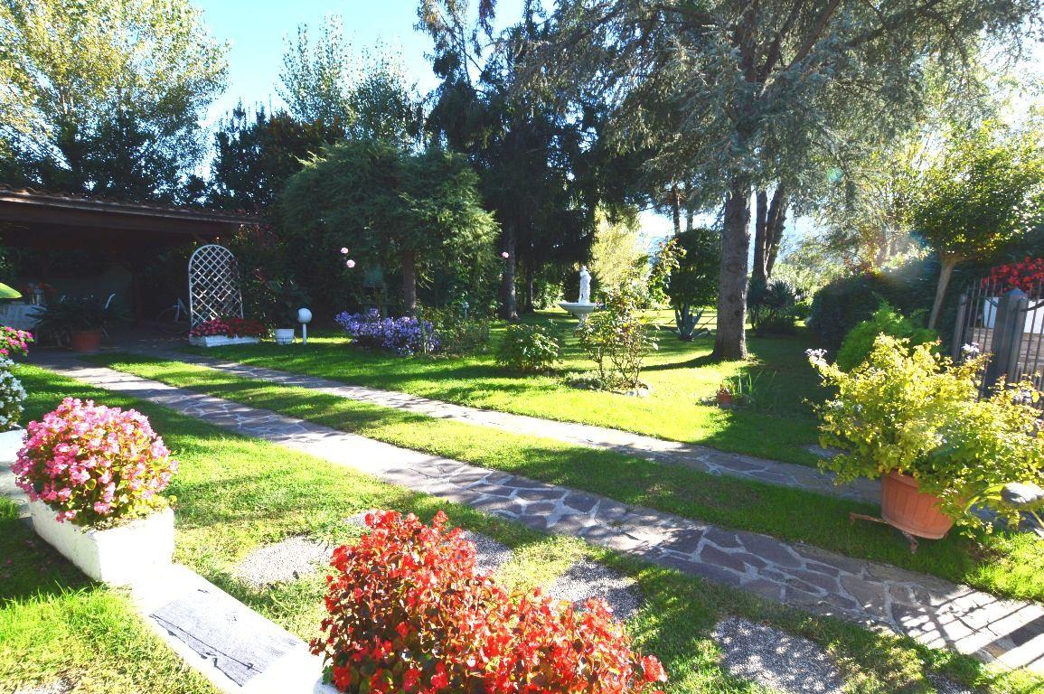 Villa con giardino, Lucca sant'angelo in campo