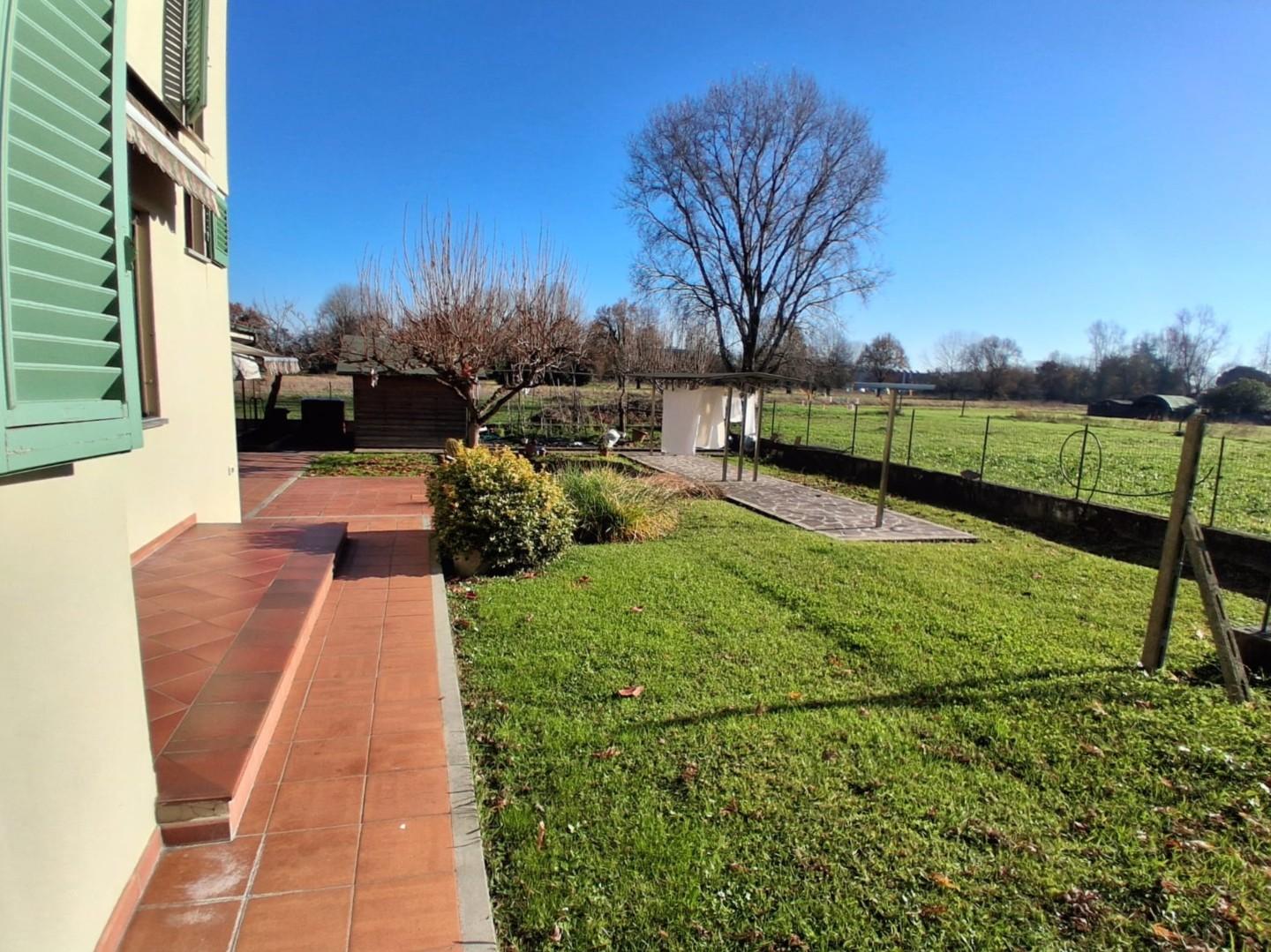 Villa con giardino, Capannori lunata