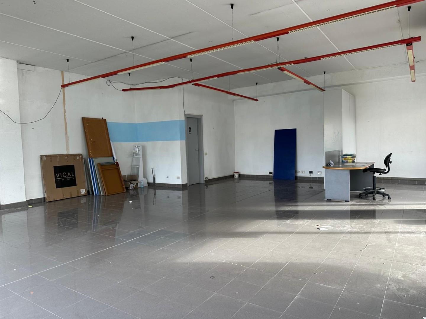 Locale commerciale in affitto, Porcari centro