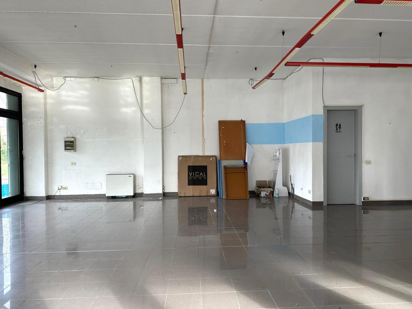 Locale commerciale in affitto, Porcari centro