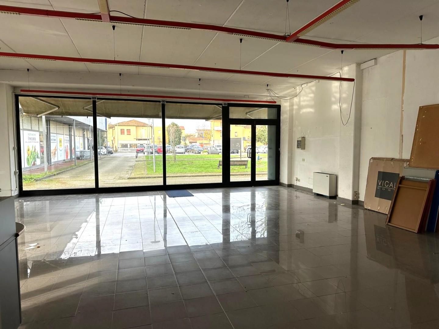 Locale commerciale in vendita, Porcari centro