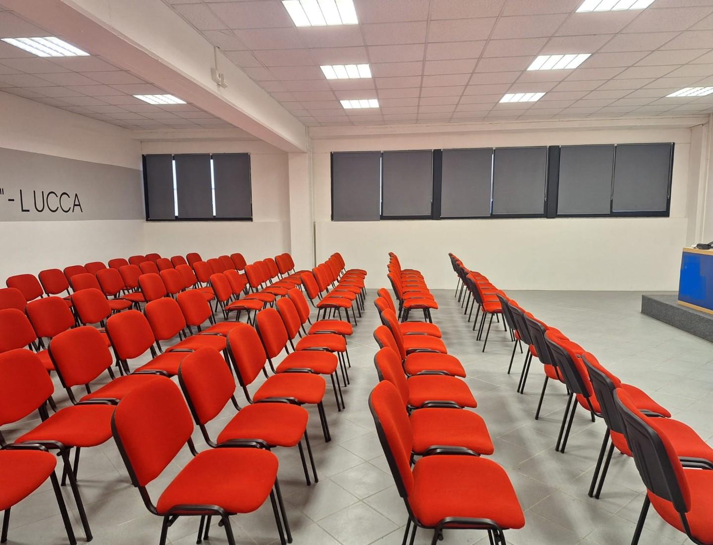 Locale commerciale in affitto, Lucca arancio