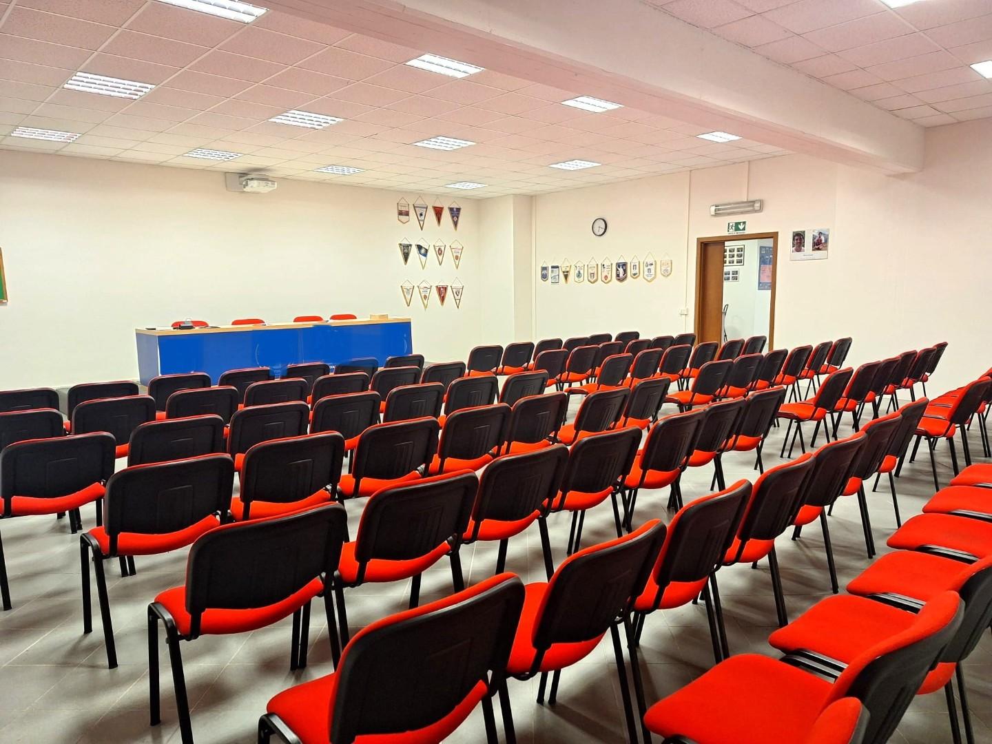 Locale commerciale in affitto, Lucca arancio