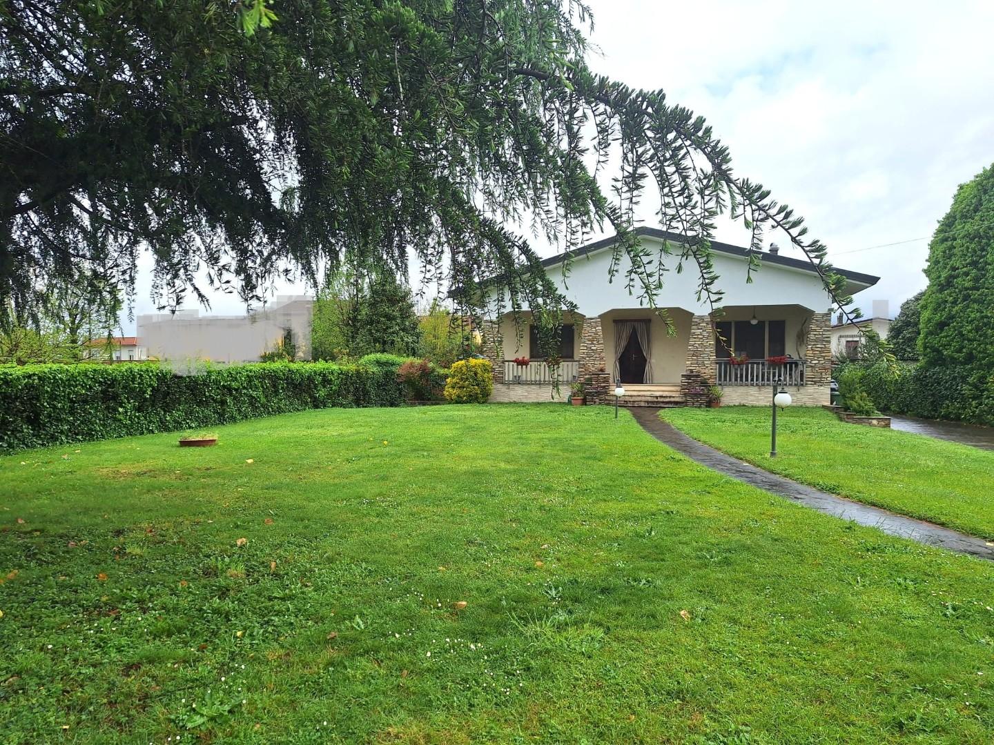 Villa con giardino, Capannori centro