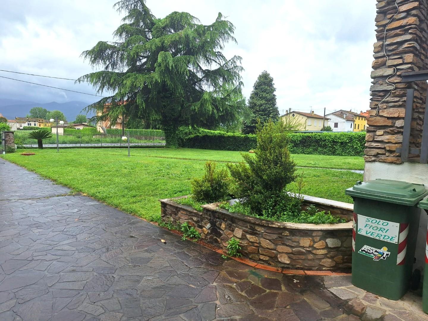 Villa con giardino, Capannori centro