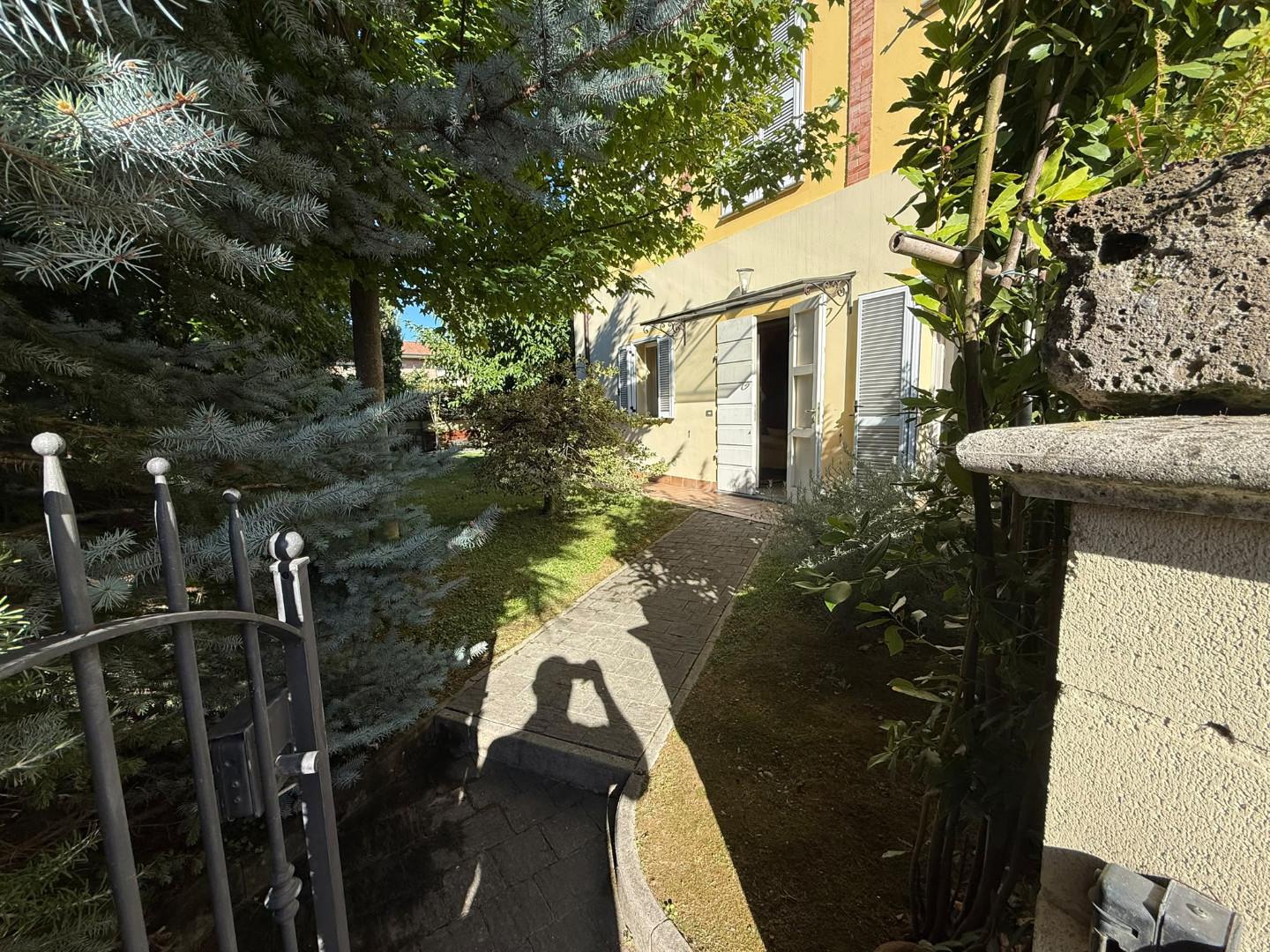 Appartamento con giardino, Capannori lunata