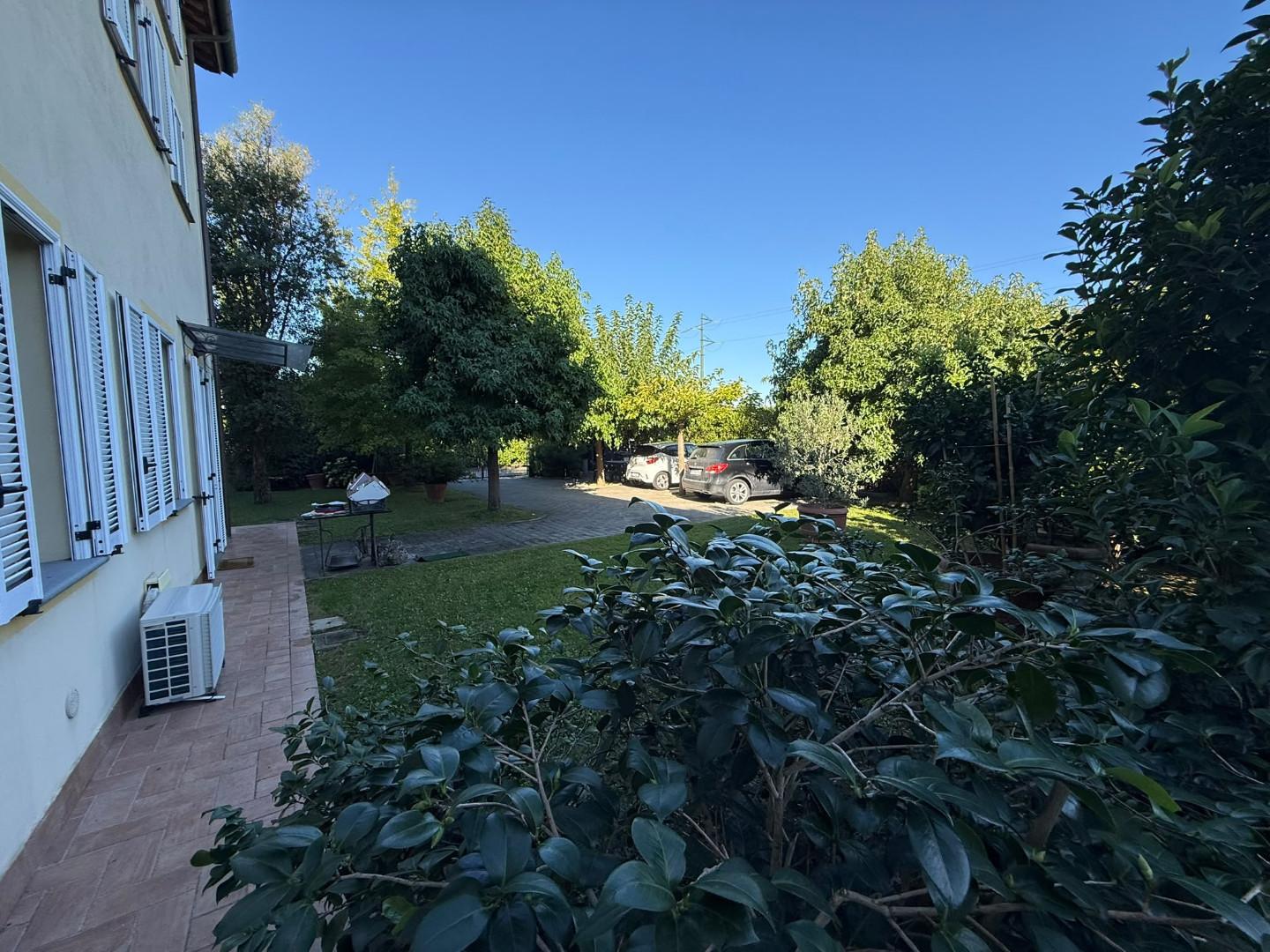 Appartamento con giardino, Capannori lunata