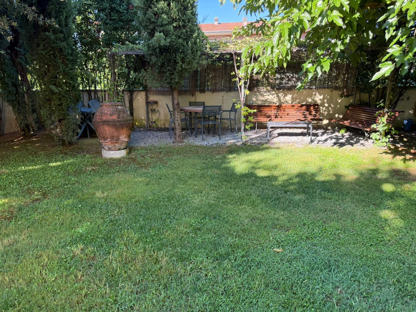 Appartamento con giardino, Capannori lunata