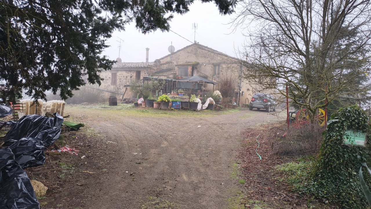 Rustico da ristrutturare a Buonconvento