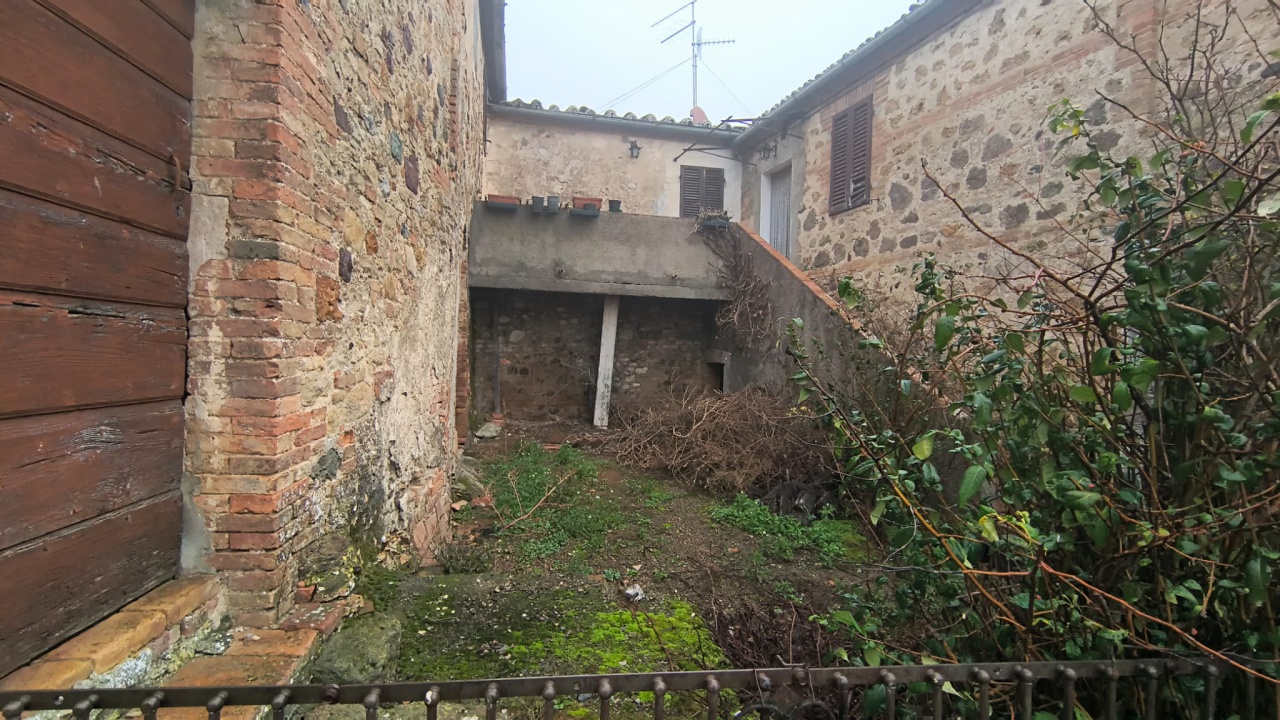 Rustico da ristrutturare a Buonconvento