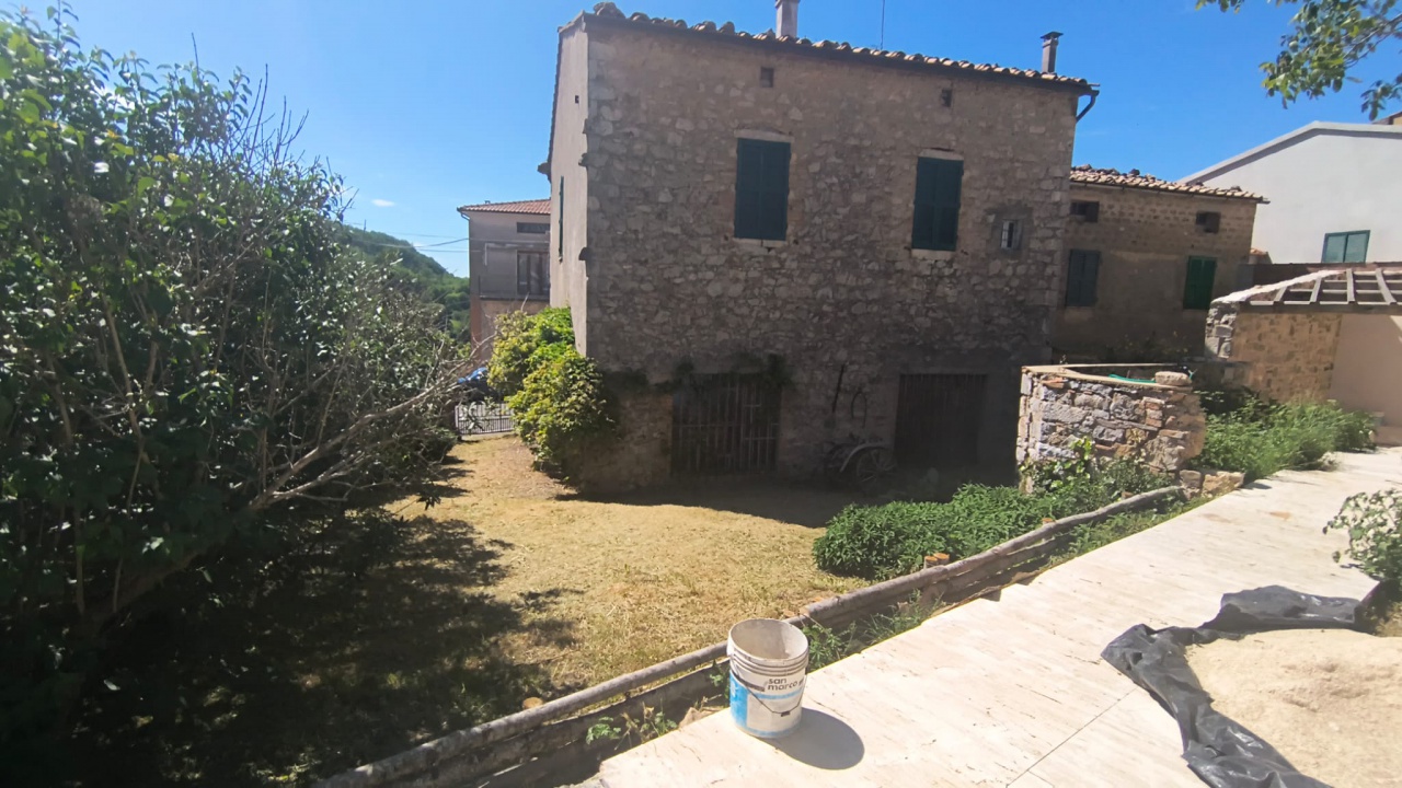 Villa con giardino a Semproniano
