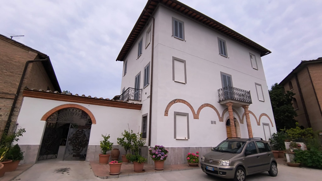 Stabile/Palazzo con giardino a Monteroni d'Arbia