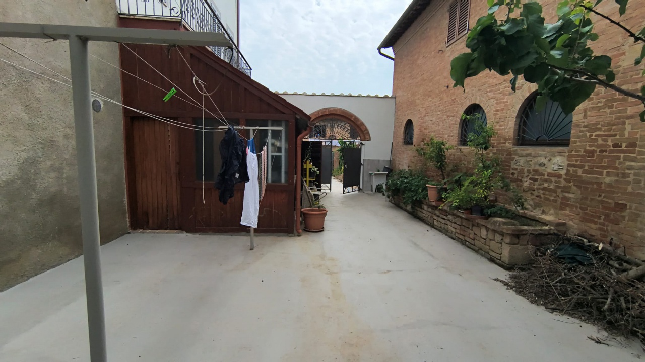 Stabile/Palazzo con giardino a Monteroni d'Arbia