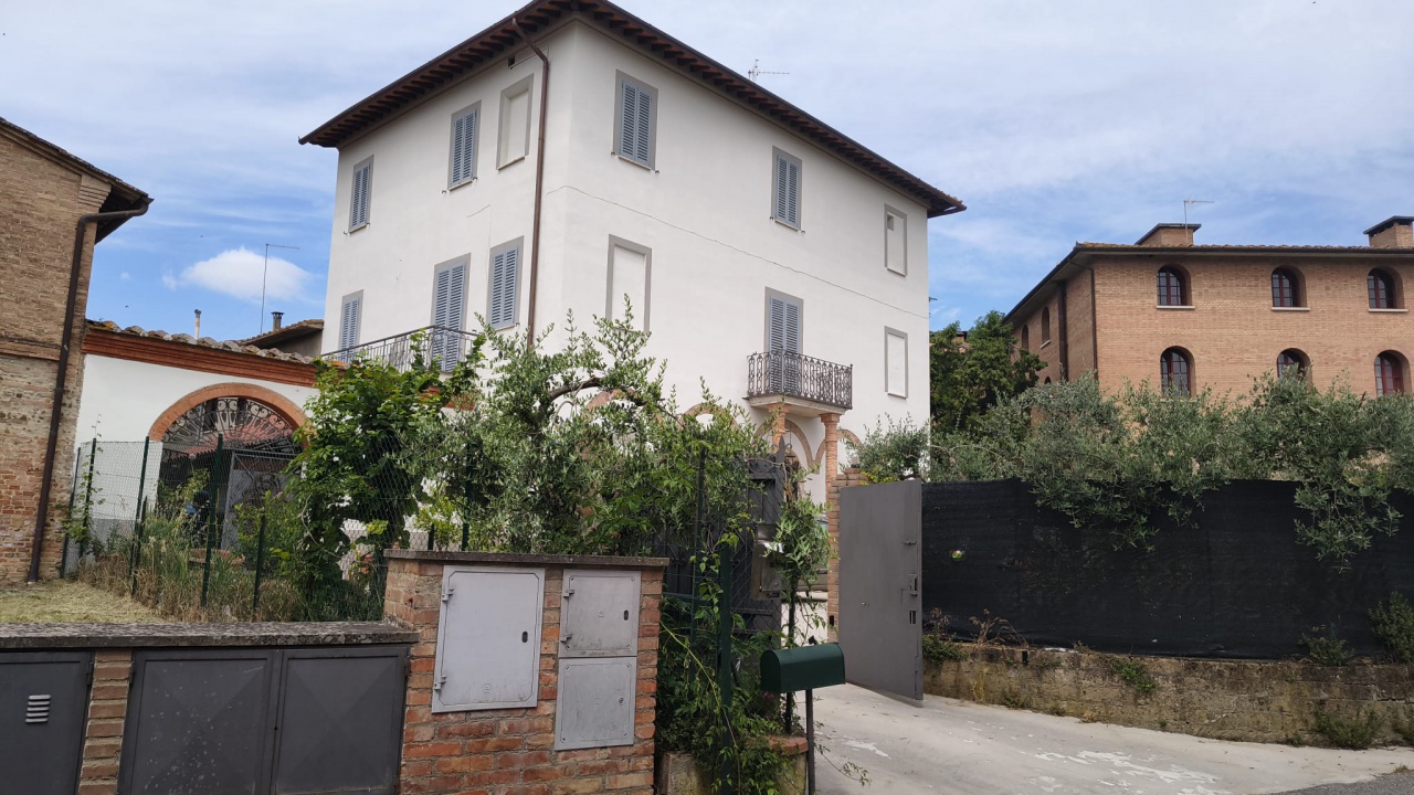Stabile/Palazzo con giardino a Monteroni d'Arbia