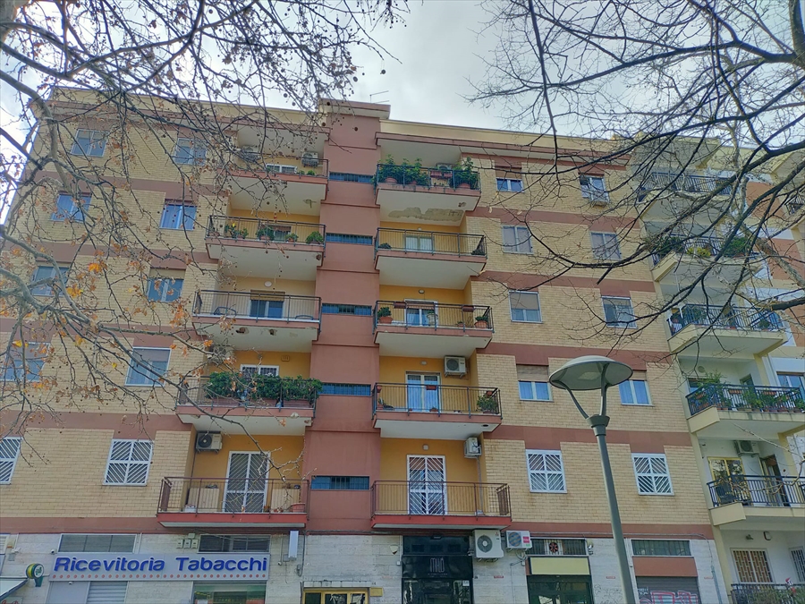 Appartamento con box in via j.f. kennedy, Bari
