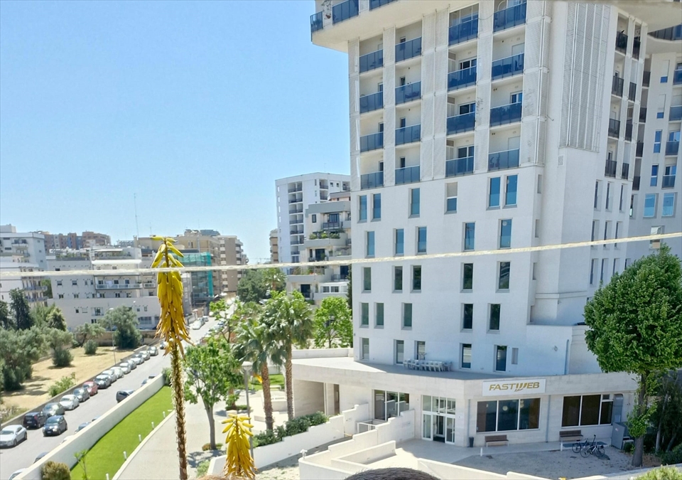 Trilocale da ristrutturare in via omodeo 42, Bari