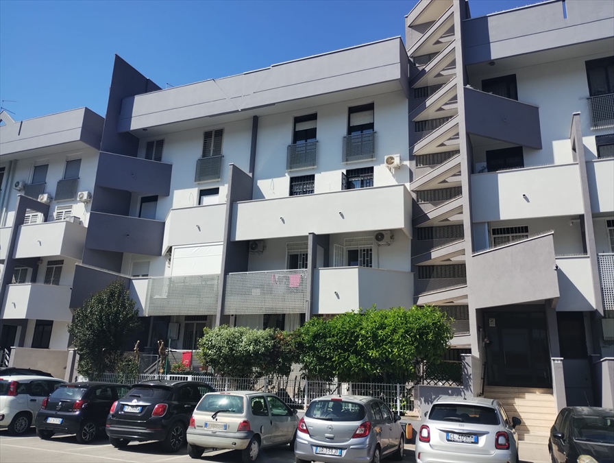 Trilocale con box in via luigi einaudi 5, Valenzano