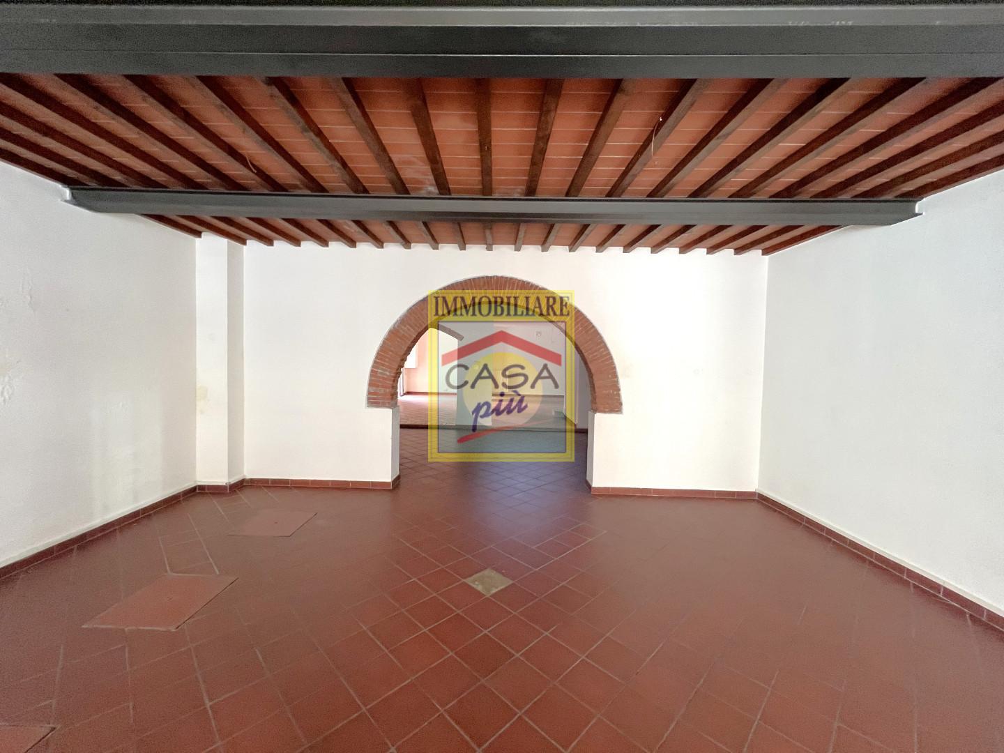 Locale commerciale in affitto a Cascina