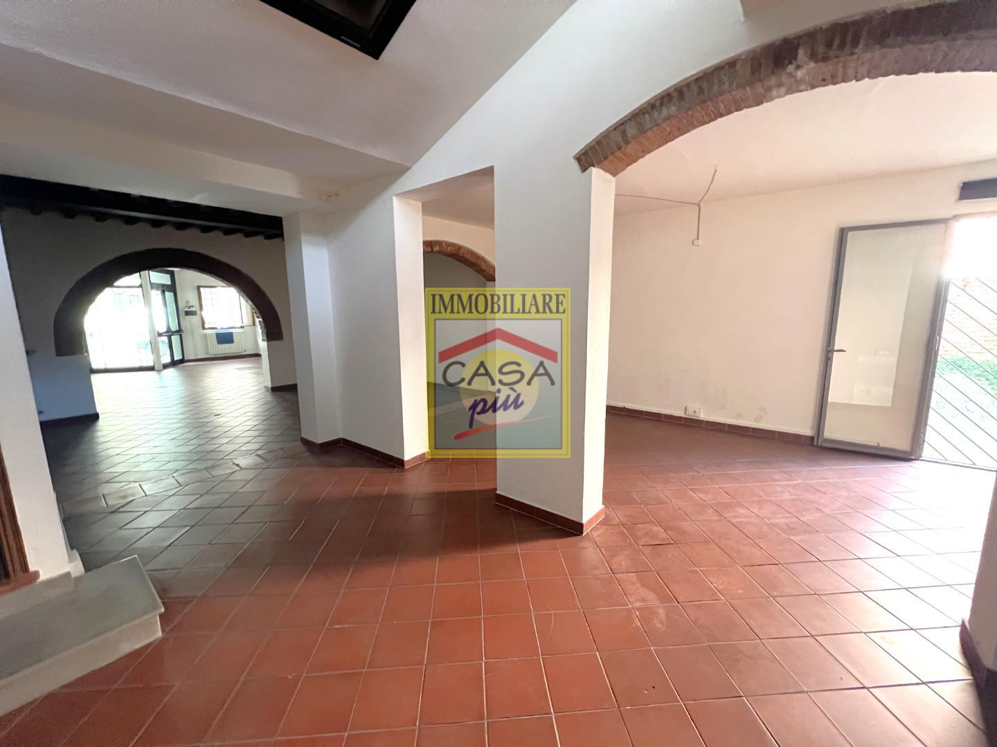 Locale commerciale in affitto a Cascina