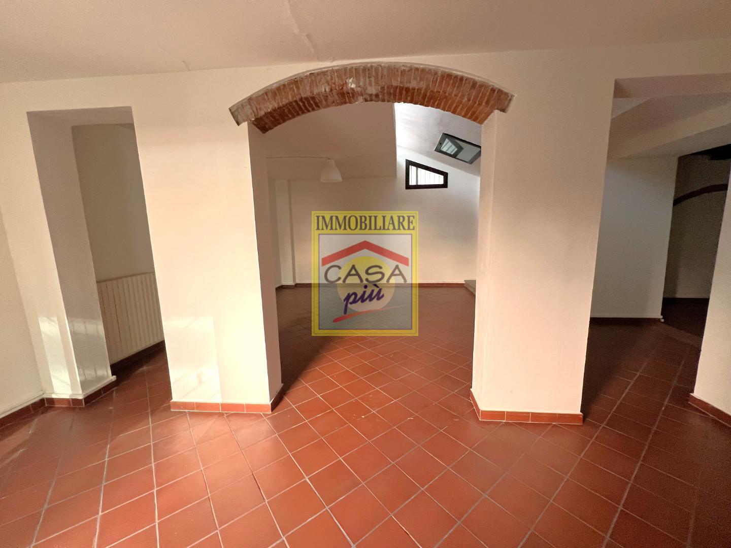 Locale commerciale in affitto a Cascina