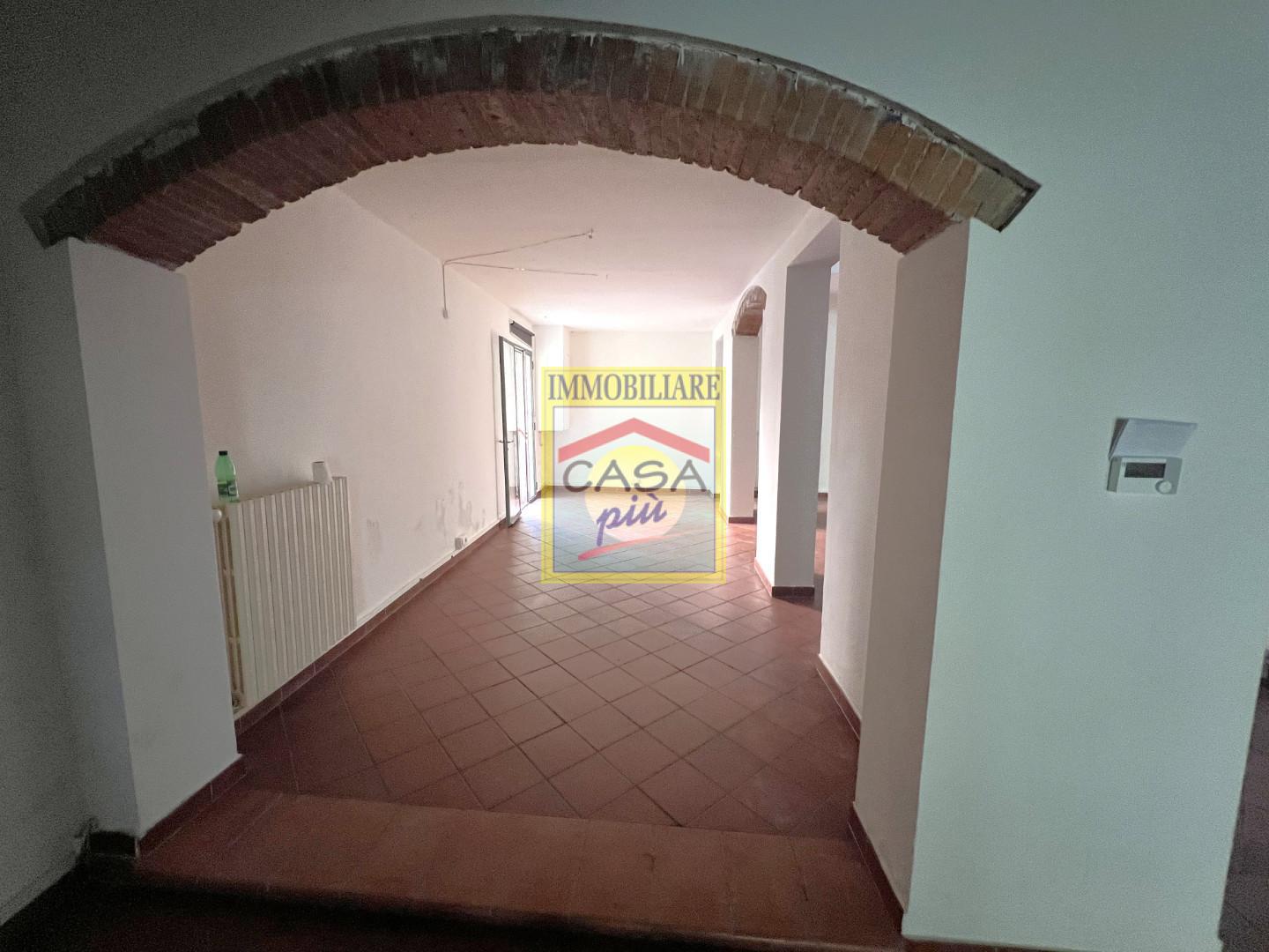 Locale commerciale in affitto a Cascina