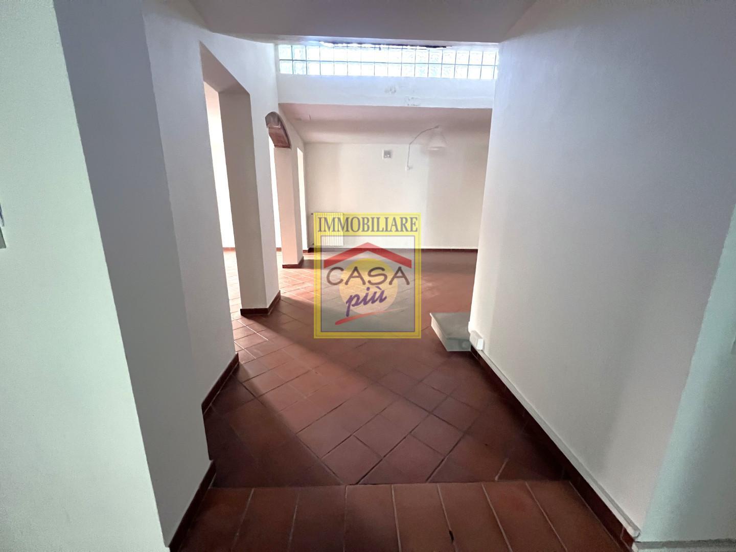 Locale commerciale in affitto a Cascina