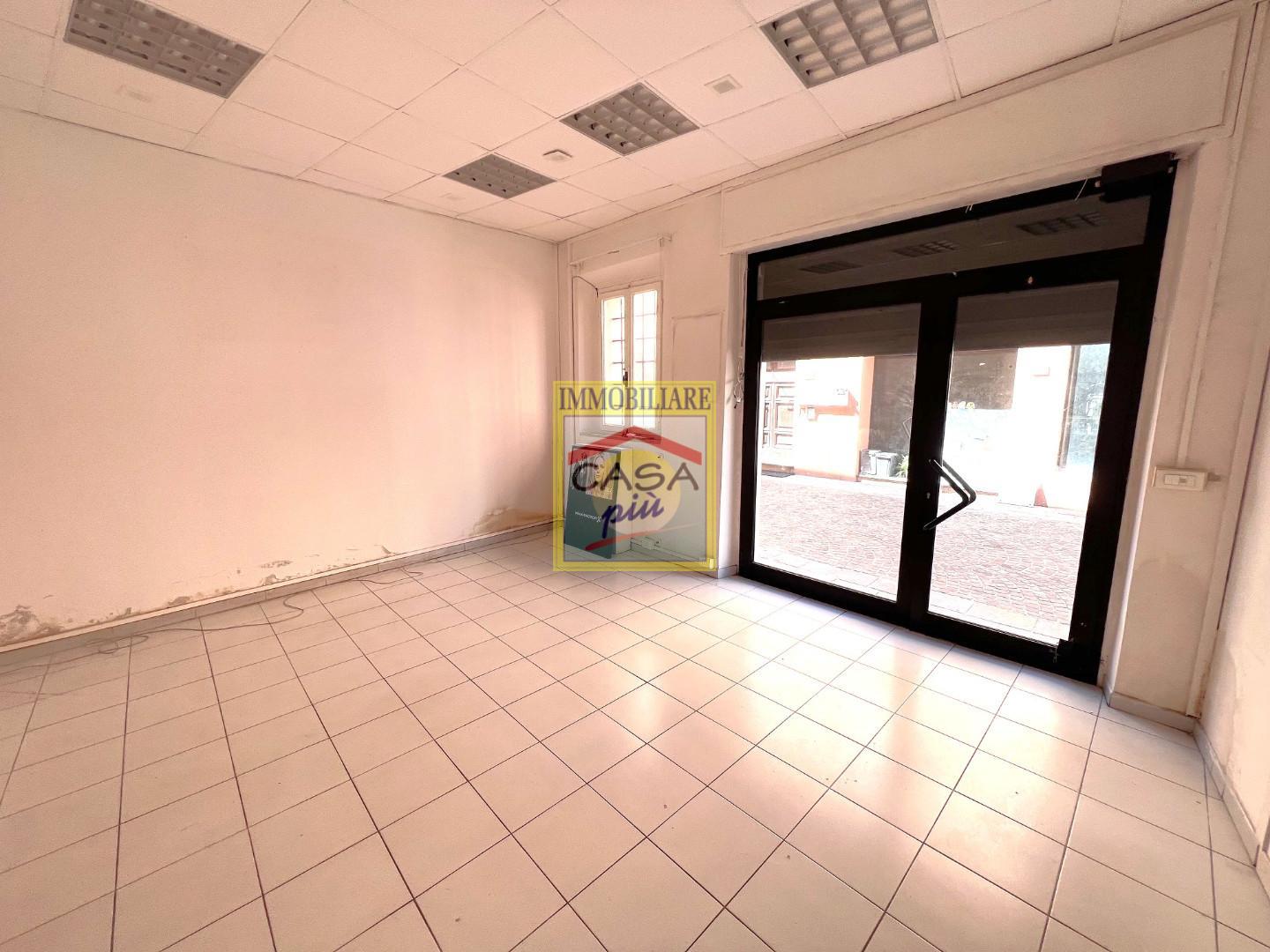 Locale commerciale in affitto a Cascina