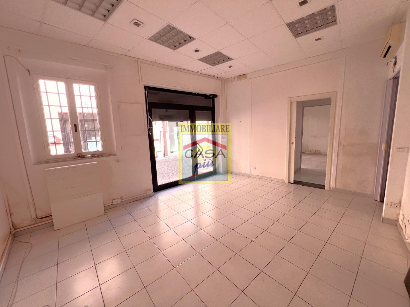Locale commerciale in affitto a Cascina