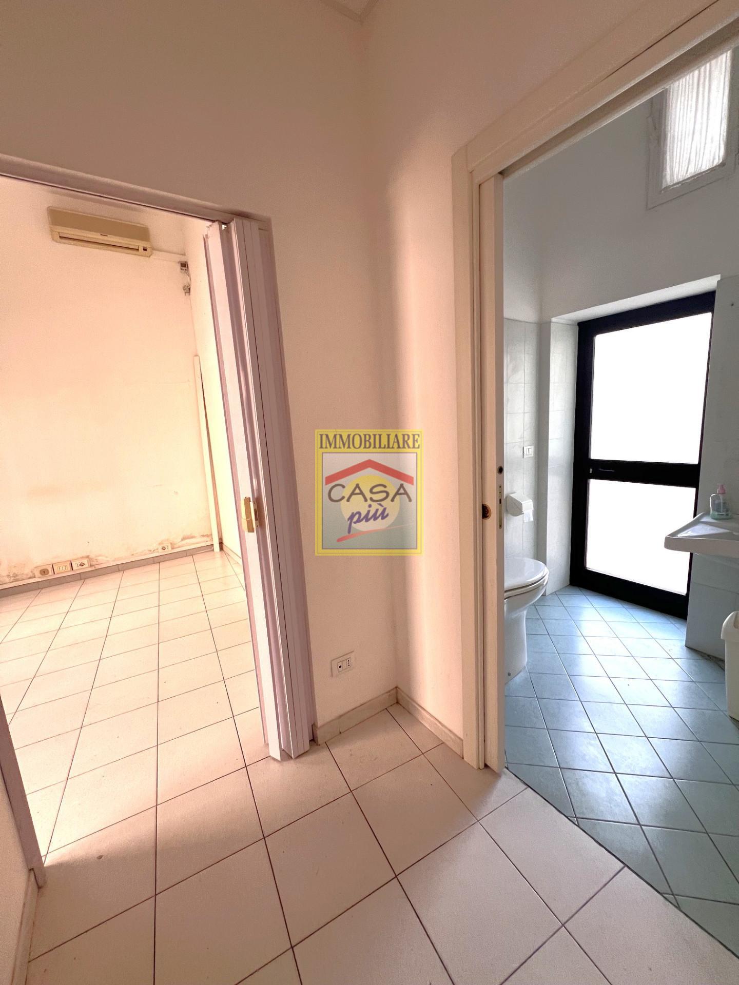 Locale commerciale in affitto a Cascina