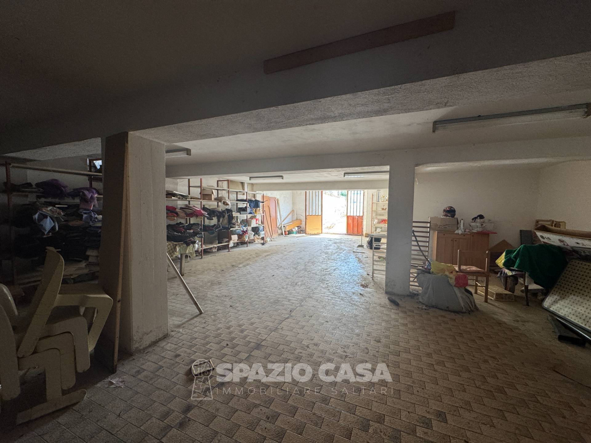 Magazzino con corte in vendita a Monte San Giusto